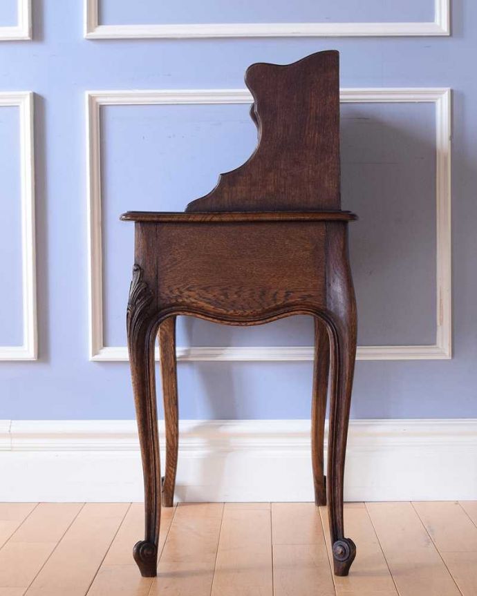 アンティークのキャビネット　アンティーク家具　寝室で使えるアンティークの南仏家具、引き出し付きのナイトテーブル（ベッドサイドチェスト）。横顔だって、もちろん美しいデザインに気を使っているアンティーク家具は、正面だけじゃなく横から見られた姿も考えて作られているので、どこから見ても美しいんです。(j-2340-f)