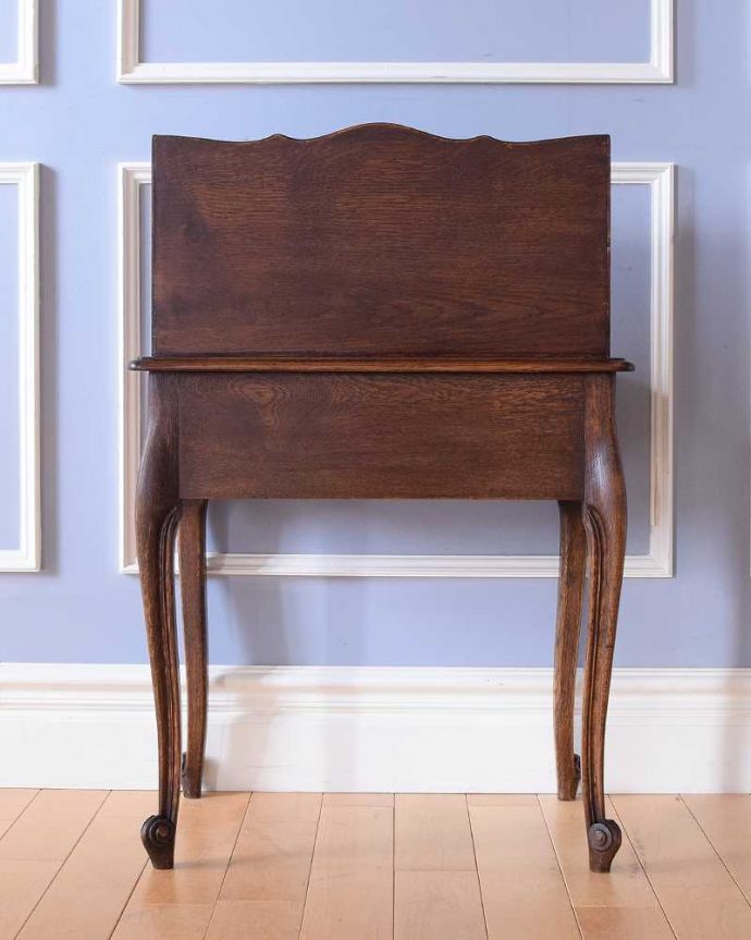 アンティークのキャビネット　アンティーク家具　寝室で使えるアンティークの南仏家具、引き出し付きのナイトテーブル（ベッドサイドチェスト）。後ろ姿にも注目！アンティークは新品ではないので、経年変化によるキズはありますが、専門の職人がキレイにお直しをしているので、後ろ姿もキレイです。(j-2340-f)