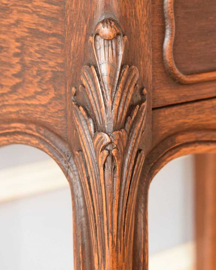 アンティークのキャビネット　アンティーク家具　寝室で使えるアンティークの南仏家具、引き出し付きのナイトテーブル（ベッドサイドチェスト）。アンティークらしい彫の美しさ機械が今のように発達していない時代に、一体どうやって彫ったんだろう？と不思議になるくらい細かくて美しい彫。(j-2340-f)