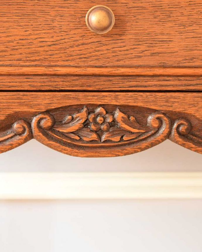アンティークのキャビネット　アンティーク家具　寝室で使えるアンティークの南仏家具、引き出し付きのナイトテーブル（ベッドサイドチェスト）。いろんな場所にこだわり彫のデザインもいろいろです。(j-2340-f)