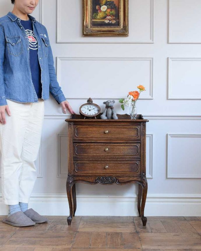 アンティークのチェスト　アンティーク家具　フランスのアンティーク家具、珍しい扉付きのベッドサイドチェスト。フランスらしい優雅なアンティークのチェスト脚の美しい曲線美は、さすがフランスのアンティーク。(j-2341-f)