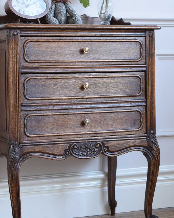 アンティークのチェスト　アンティーク家具　フランスのアンティーク家具、珍しい扉付きのベッドサイドチェスト。自慢したくなる美しさやっぱりフランスのチェストは美しい見た目が魅力。(j-2341-f)