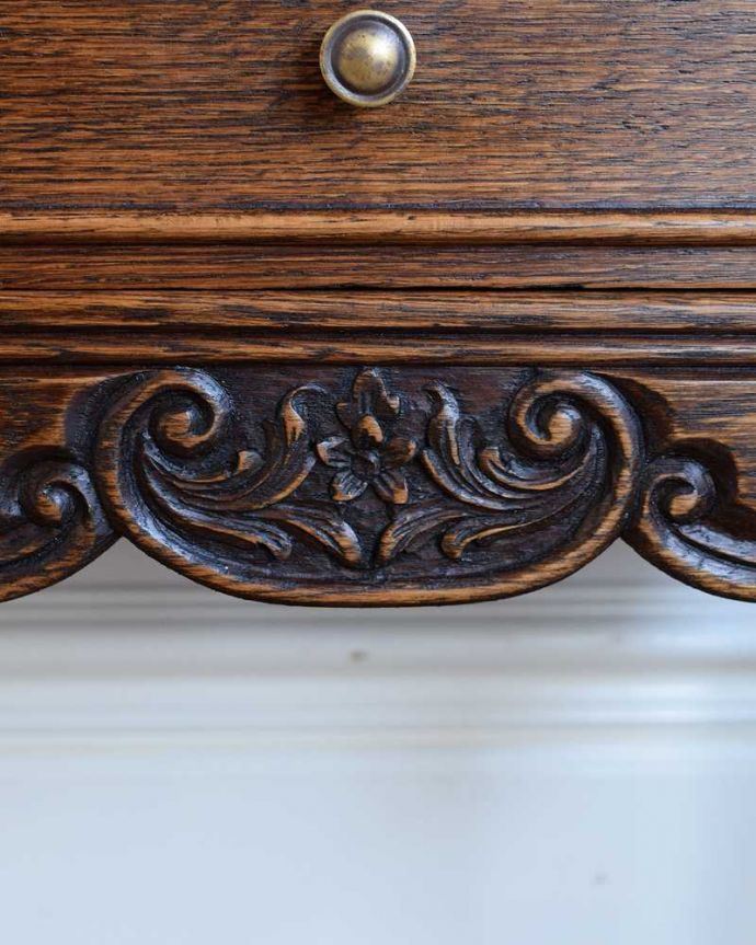 アンティークのチェスト　アンティーク家具　フランスのアンティーク家具、珍しい扉付きのベッドサイドチェスト。フランスらしい彫りフランスらしさの象徴とも言える、優雅な彫りの装飾。(j-2341-f)