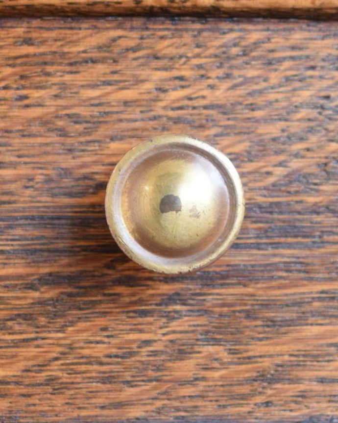 アンティークのチェスト　アンティーク家具　フランスのアンティーク家具、珍しい扉付きのベッドサイドチェスト。開ける度にワクワクする取っ手小さくて可愛い取っ手が付いています。(j-2341-f)