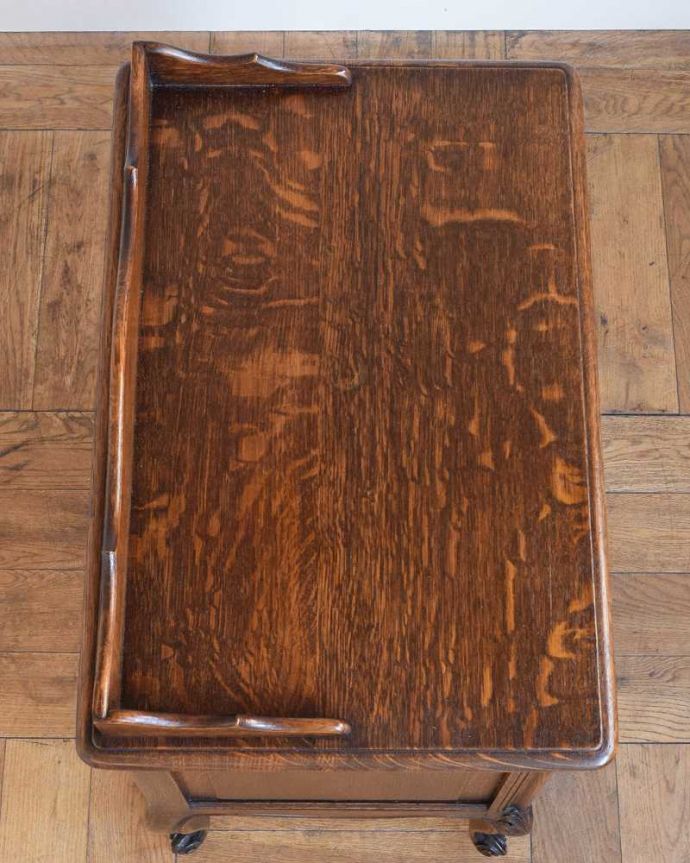 アンティークのチェスト　アンティーク家具　フランスのアンティーク家具、珍しい扉付きのベッドサイドチェスト。何を置いて楽しもうかな・・・天板も修復する際、塗装もキレイに仕上げたので、いろんなものを乗せて楽しんで下さい。(j-2341-f)