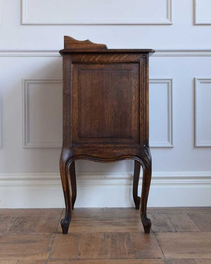 アンティークのチェスト　アンティーク家具　フランスのアンティーク家具、珍しい扉付きのベッドサイドチェスト。横から見てもステキもちろん、横顔からもフランスらしい美しさが漂っています。(j-2341-f)