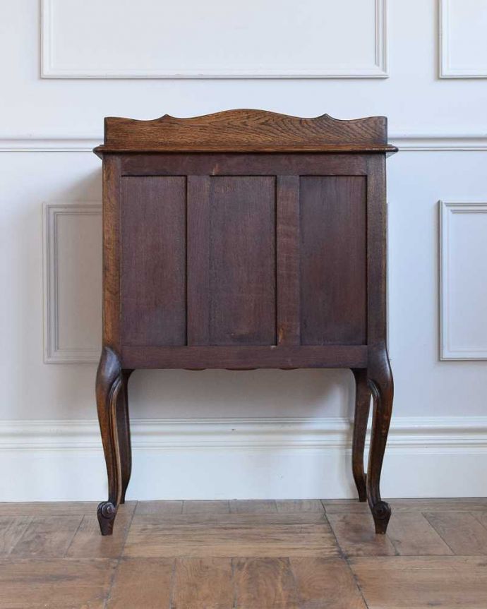 アンティークのチェスト　アンティーク家具　フランスのアンティーク家具、珍しい扉付きのベッドサイドチェスト。後ろ姿にも気を使ってますアンティークは新品ではないので、経年変化によるキズはありますが、専門の職人がお直しをしたので、後ろ姿もキレイです。(j-2341-f)