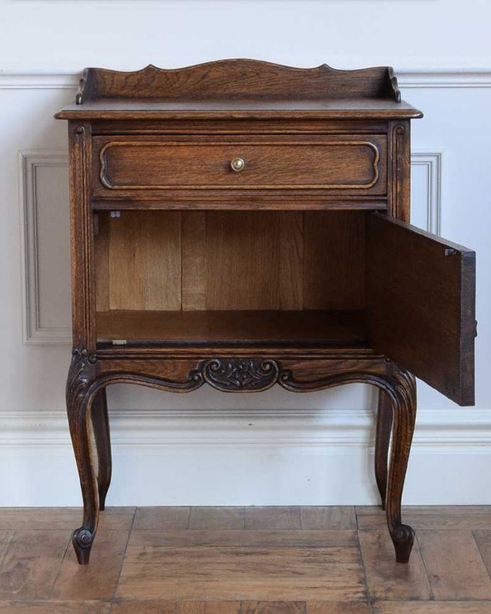 アンティークのチェスト　アンティーク家具　フランスのアンティーク家具、珍しい扉付きのベッドサイドチェスト。扉を開けて中を見てみると…外側はもちろん扉の中も職人がキレイに修復しました。(j-2341-f)