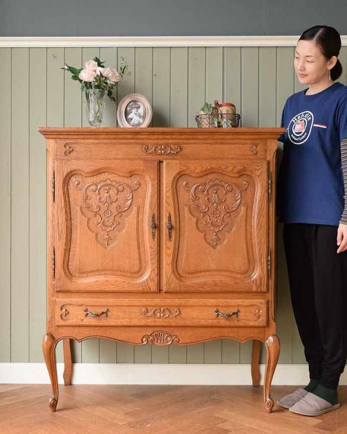 アンティークのキャビネット　アンティーク家具　豪華な彫りが美しいキャビネット、南フランスのアンティーク家具。美しく優雅な雰囲気が漂うフランスらしいキャビネット誰が見ても女性らしいフォルムと美しい彫が自慢のキャビネット。(j-2342-f)