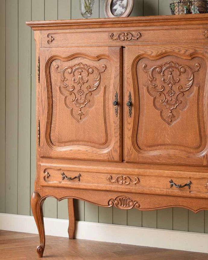 アンティークのキャビネット　アンティーク家具　豪華な彫りが美しいキャビネット、南フランスのアンティーク家具。扉にはフランスらしく美しい彫真っ先に目に飛び込んでくる扉に施された彫はずっと眺めていたいくらいの美しさ。(j-2342-f)