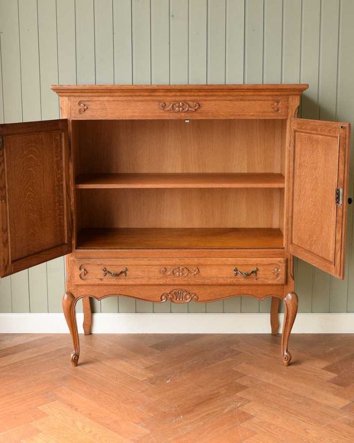 アンティークのキャビネット　アンティーク家具　豪華な彫りが美しいキャビネット、南フランスのアンティーク家具。扉を開けて中を見ると･･･もちろん見た目だけではありません。(j-2342-f)