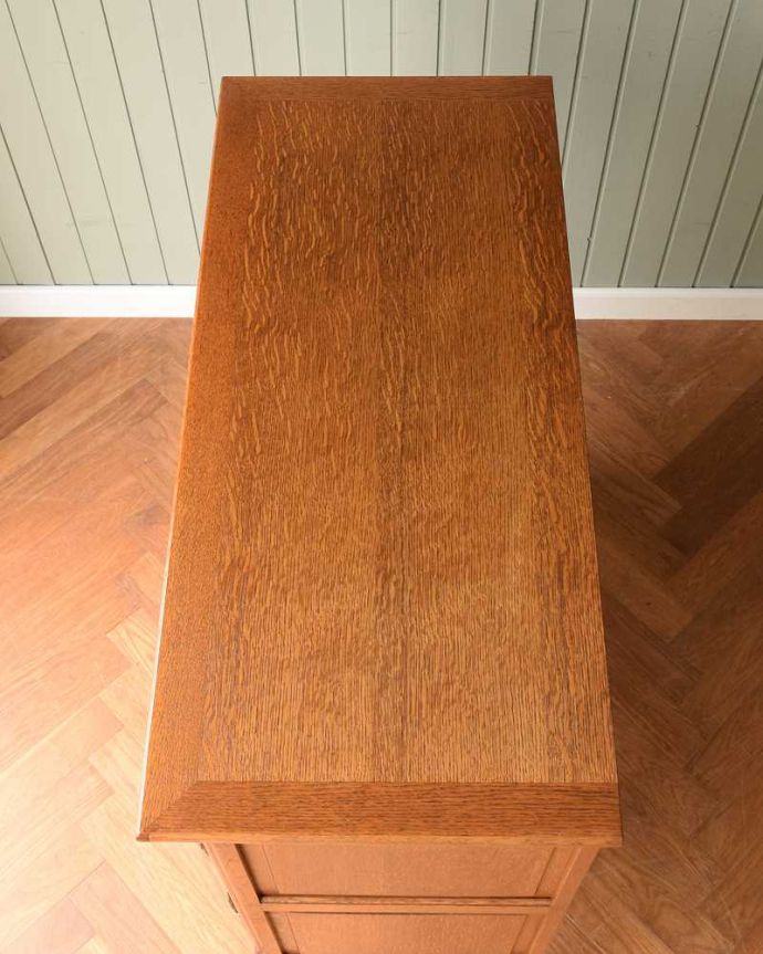 アンティークのキャビネット　アンティーク家具　豪華な彫りが美しいキャビネット、南フランスのアンティーク家具。上から見てみると･･･もちろん、上から見てもキレイです。(j-2342-f)