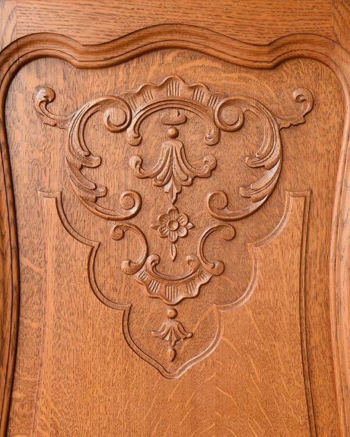 アンティークのキャビネット　アンティーク家具　豪華な彫りが美しいキャビネット、南フランスのアンティーク家具。じっくり選んできました買い付けの時、納得するまで探し続けた彫のデザイン。(j-2342-f)