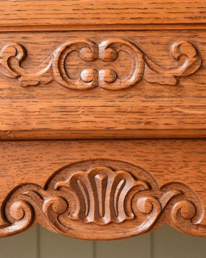 アンティークのキャビネット　アンティーク家具　豪華な彫りが美しいキャビネット、南フランスのアンティーク家具。フランスらしい彫りフランスらしさの象徴とも言える、優雅な彫りの装飾。(j-2342-f)