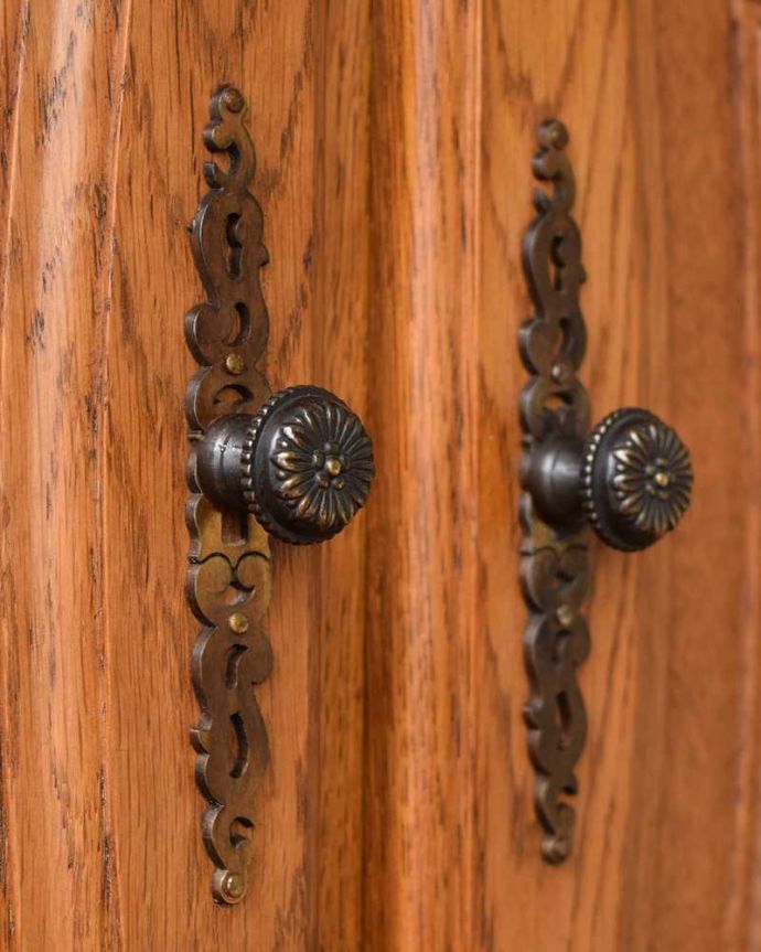 アンティークのキャビネット　アンティーク家具　豪華な彫りが美しいキャビネット、南フランスのアンティーク家具。こんな場所にもフランスらしさフランスらしく凝ったデザインの繊細な装飾は取っ手にまで施されています。(j-2342-f)