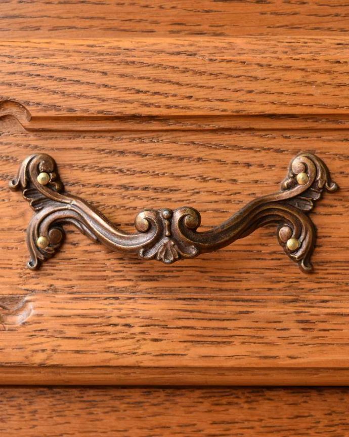 アンティークのキャビネット　アンティーク家具　豪華な彫りが美しいキャビネット、南フランスのアンティーク家具。優雅な雰囲気漂う曲線の取っ手。(j-2342-f)