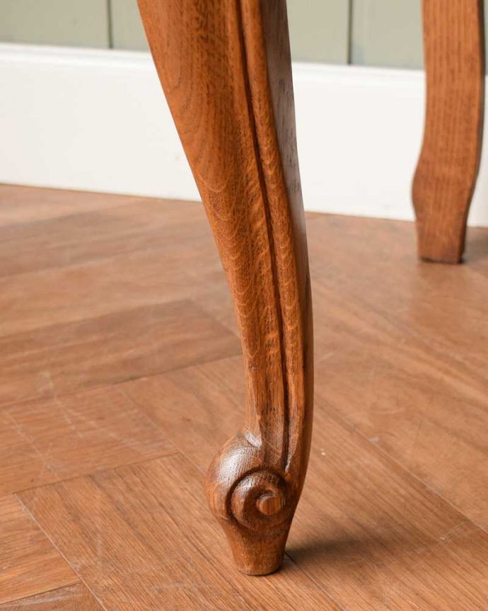 アンティークのキャビネット　アンティーク家具　豪華な彫りが美しいキャビネット、南フランスのアンティーク家具。女性１人でもラクに運べちゃうヒミツHandleのアンティークは、脚の裏にフェルトキーパーをお付けしているので、床を滑らせれば女性でも移動がカンタンです！。(j-2342-f)