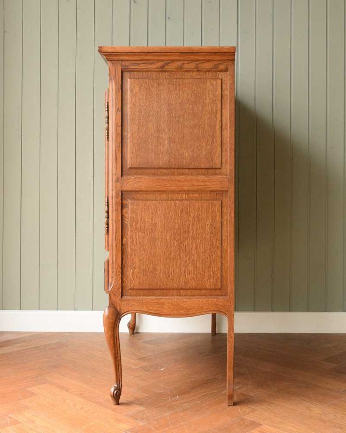 アンティークのキャビネット　アンティーク家具　豪華な彫りが美しいキャビネット、南フランスのアンティーク家具。横顔だって･･･どこから見られても美しいことを意識して、正面だけじゃなく横から見ても美しいんです。(j-2342-f)