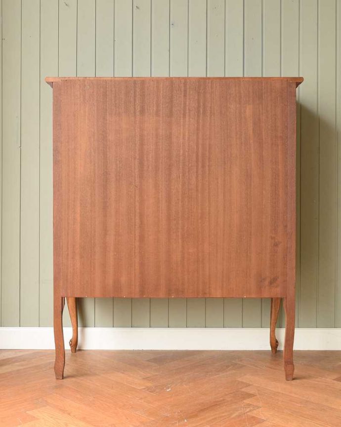 アンティークのキャビネット　アンティーク家具　豪華な彫りが美しいキャビネット、南フランスのアンティーク家具。実は後ろ姿も見て欲しい･･･アンティークは新品ではないので、もちろん経年変化によるキズはありますが、専門の職人がお直しをしているので後ろ姿にまで自信アリです。(j-2342-f)