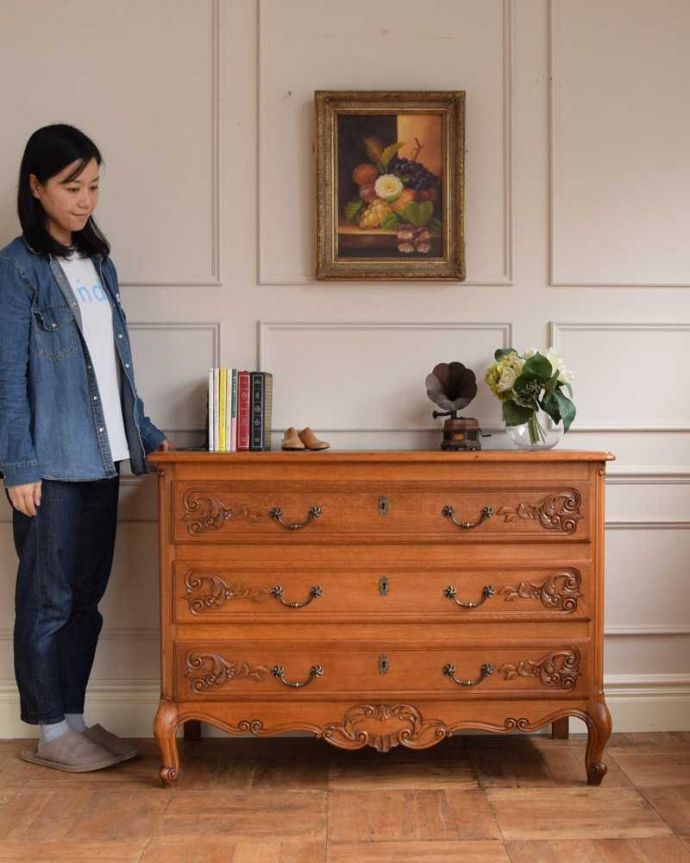 アンティークのチェスト　アンティーク家具　フランスらしい美しいアンティーク家具、彫刻が美しいチェスト（タンス）。長くて美しい脚に思わずうっとり･･･フランスのアンティーク家具らしく長くて優雅な脚線美のチェスト。(j-2343-f)