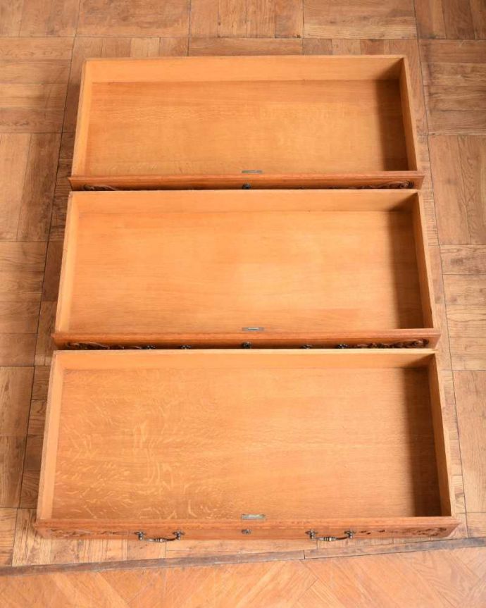 アンティークのチェスト　アンティーク家具　フランスらしい美しいアンティーク家具、彫刻が美しいチェスト（タンス）。実用的にチェストとして使いましょう！アンティーク家具と言えども家具。(j-2343-f)