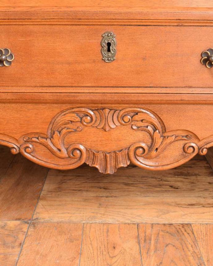 アンティークのチェスト　アンティーク家具　フランスらしい美しいアンティーク家具、彫刻が美しいチェスト（タンス）。フランスらしい彫りフランスらしさの象徴とも言える、優雅な彫りの装飾。(j-2343-f)