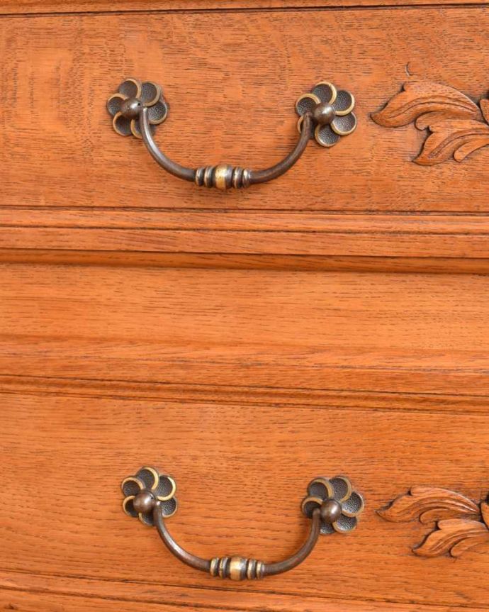 アンティークのチェスト　アンティーク家具　フランスらしい美しいアンティーク家具、彫刻が美しいチェスト（タンス）。開ける度にワクワクする取っ手フランスらしい優雅なデザインの取っ手。(j-2343-f)