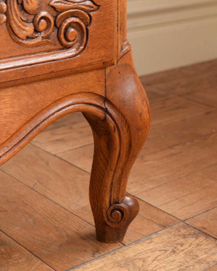 アンティークのチェスト　アンティーク家具　フランスらしい美しいアンティーク家具、彫刻が美しいチェスト（タンス）。女性1人でラクラク運べちゃう仕掛けHandleのアンティークは、脚の裏にフェルトキーパーをお付けしています。(j-2343-f)