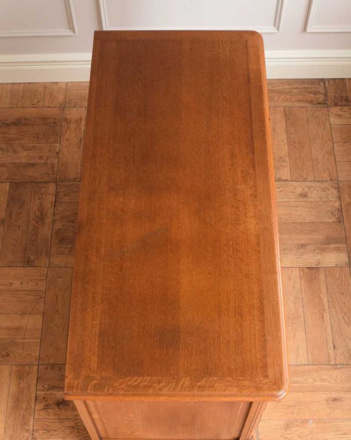 アンティークのチェスト　アンティーク家具　フランスらしい美しいアンティーク家具、彫刻が美しいチェスト（タンス）。何を置こうかな･･･？チェストを上から見るとこんな形です。(j-2343-f)