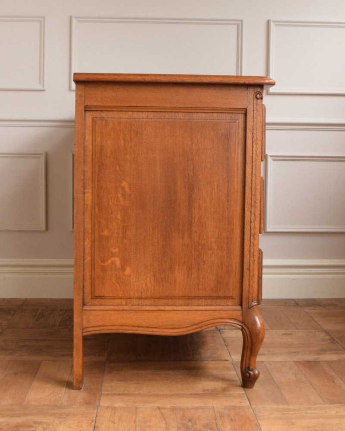 アンティークのチェスト　アンティーク家具　フランスらしい美しいアンティーク家具、彫刻が美しいチェスト（タンス）。横から見てもステキ横から見るとこんな感じ。(j-2343-f)