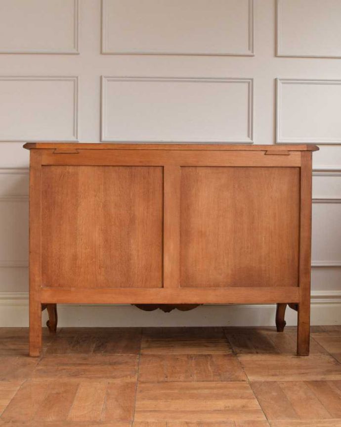 アンティークのチェスト　アンティーク家具　フランスらしい美しいアンティーク家具、彫刻が美しいチェスト（タンス）。修復したので後姿もキレイですアンティークは新品ではないので、もちろん経年変化によるキズはありますが、専門の職人が修復しています。(j-2343-f)