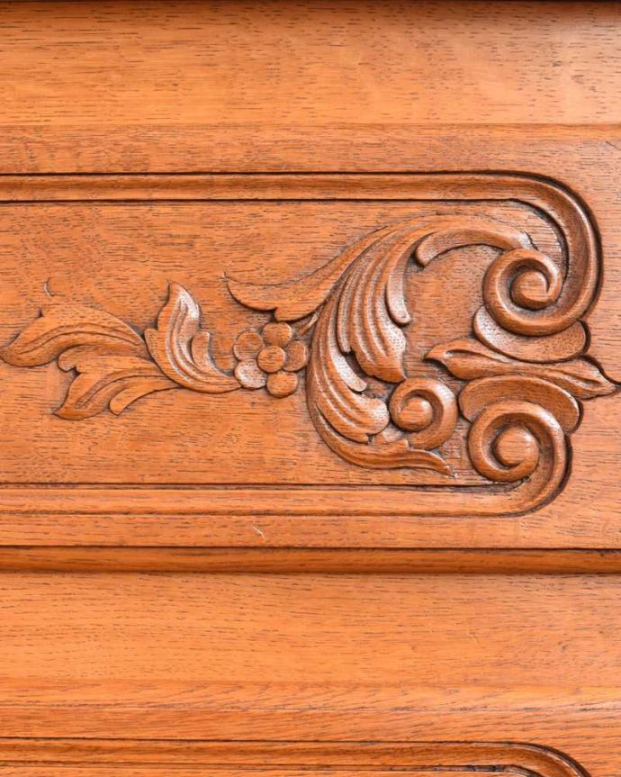 アンティークのチェスト　アンティーク家具　フランスらしい美しいアンティーク家具、彫刻が美しいチェスト（タンス）。惚れ惚れしちゃう美しさこんなに堅い無垢材に一体どうやって彫ったんだろう？と不思議になるくらい細かい彫にうっとりです。(j-2343-f)