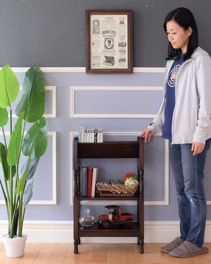 アンティークのキャビネット　アンティーク家具　どこにでも置けるアンティークの小さなブックシェルフ（ブックラック）。まるで図書館のようにオシャレに収納文庫本が斜めにピタッと入るオシャレなブックシェルフ。(j-2344-f)