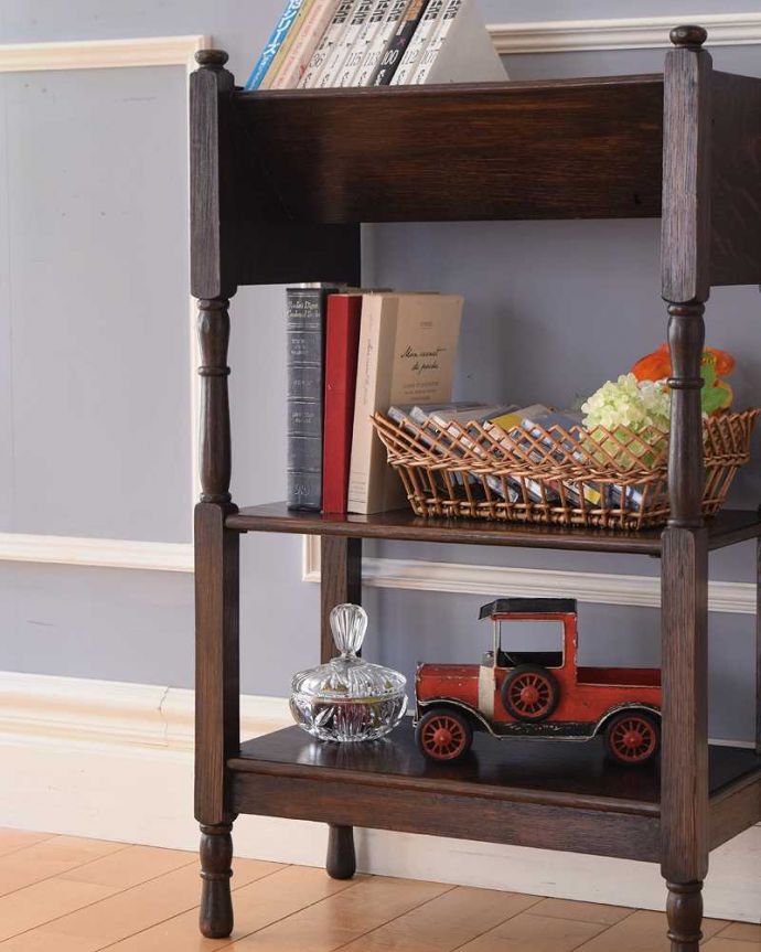 アンティークのキャビネット　アンティーク家具　どこにでも置けるアンティークの小さなブックシェルフ（ブックラック）。どんな場所にも気軽に置けます。(j-2344-f)