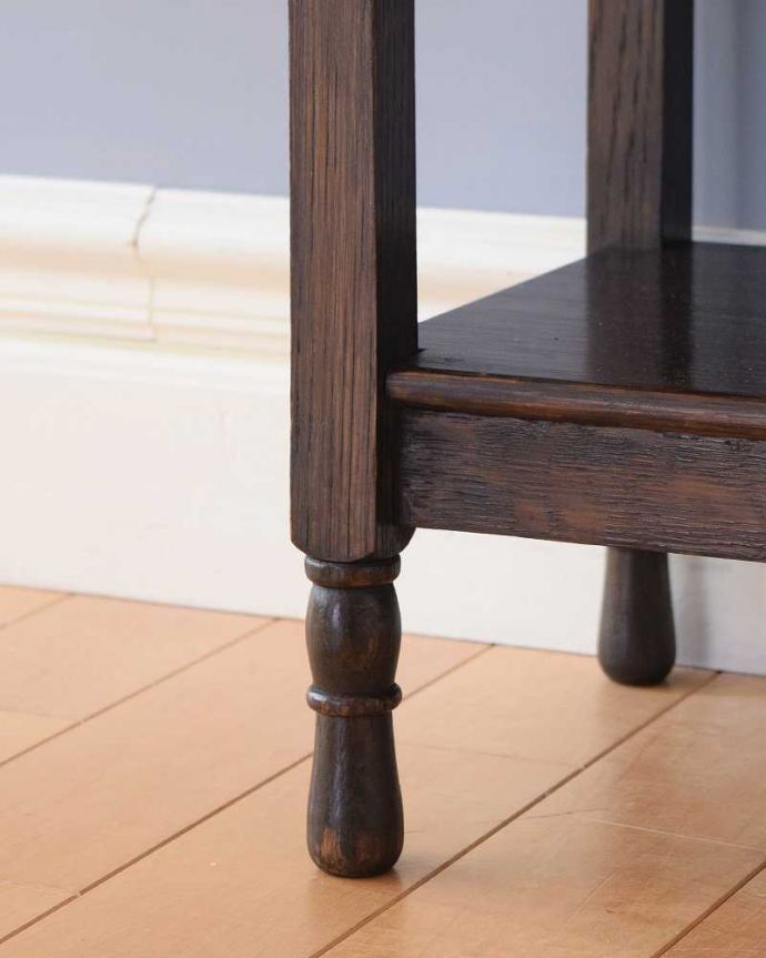 アンティークのキャビネット　アンティーク家具　どこにでも置けるアンティークの小さなブックシェルフ（ブックラック）。女性1人でラクラク運べちゃう仕掛けHandleのアンティークは、脚の裏にフェルトキーパーをお付けしています。(j-2344-f)