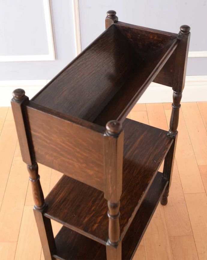 アンティークのキャビネット　アンティーク家具　どこにでも置けるアンティークの小さなブックシェルフ（ブックラック）。天板もキレイに仕上げました。(j-2344-f)