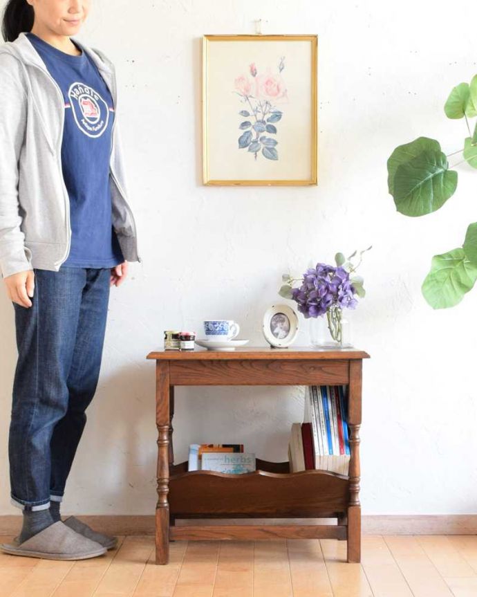 マガジンラック アンティーク家具 マガジンラック付きのサイドテーブル、便利なフランスのアンティーク家具。使いやすさNo.1!便利なアンティークどこのお家でも使っているマガジンラックも、アンティークだったらデザインが素敵だから、なんだかオシャレに使えます。(j-2345-f)