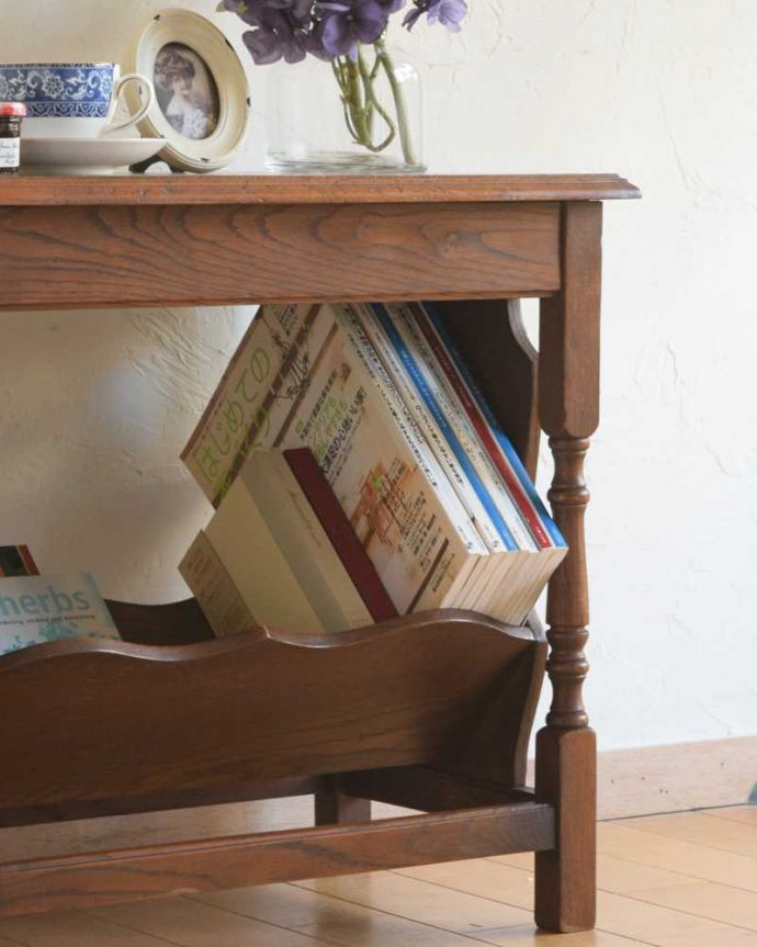 マガジンラック アンティーク家具 マガジンラック付きのサイドテーブル、便利なフランスのアンティーク家具。ちょっと置いておきたい…をキレイに収納新聞や雑誌など、ついついテーブルの上に置いてしまって雑多に見えるものが、コレさえあればキレイに収納出来てお部屋もスッキリ見えるんです。(j-2345-f)