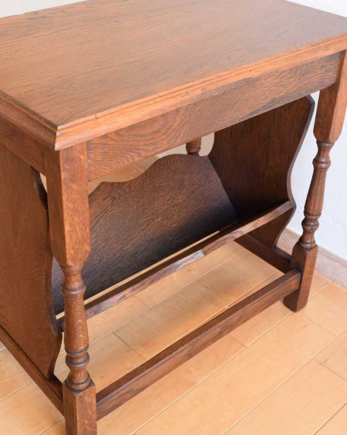 マガジンラック アンティーク家具 マガジンラック付きのサイドテーブル、便利なフランスのアンティーク家具。雑誌を入れる部分もキレイに修復しましたアンティークは新品ではないので経年変化によるキズはありますが、専門の職人がキレイにお直ししました。(j-2345-f)