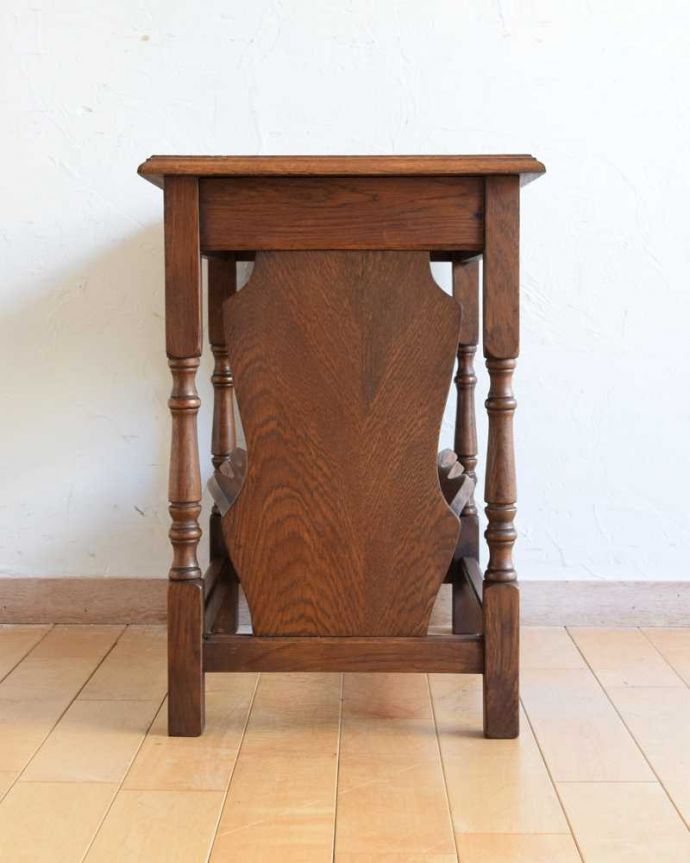 マガジンラック アンティーク家具 マガジンラック付きのサイドテーブル、便利なフランスのアンティーク家具。横から見ると・・・360度、どの角度から見てもキレイに仕上がっています。(j-2345-f)