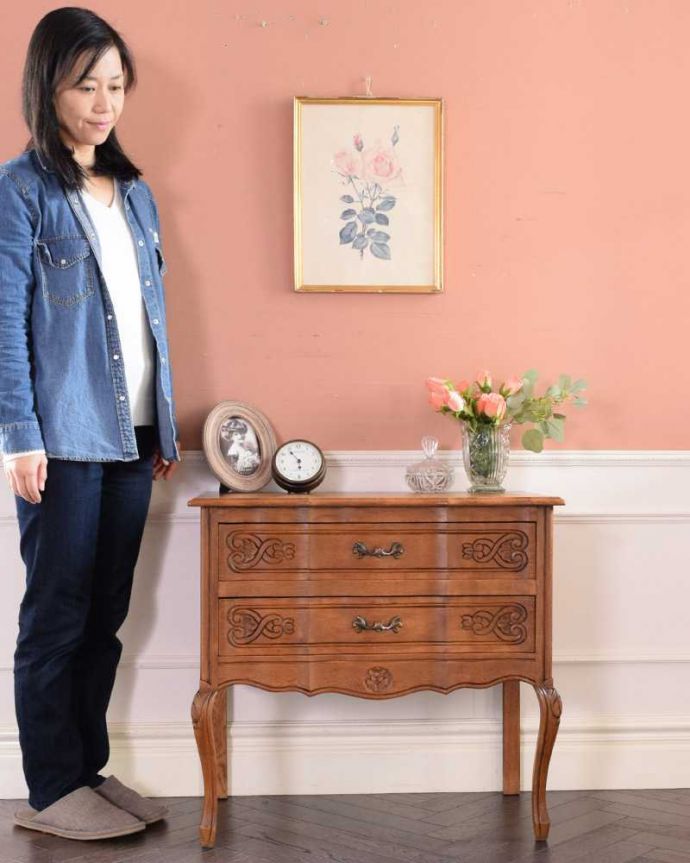 アンティークのチェスト　アンティーク家具　南仏スタイルのアンティーク家具、スタイルの良いスモールチェスト（２段引き出し）。長くて美しい脚に思わずうっとり･･･フランスのアンティーク家具らしく長くて優雅な脚線美のチェスト。(j-2346-f)