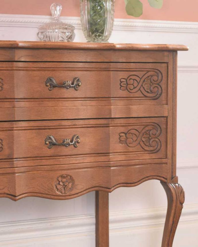 アンティークのチェスト　アンティーク家具　南仏スタイルのアンティーク家具、スタイルの良いスモールチェスト（２段引き出し）。収納だけじゃなく見て楽しむチェストチェストと言っても収納だけじゃなく見た目が素敵なんです。(j-2346-f)
