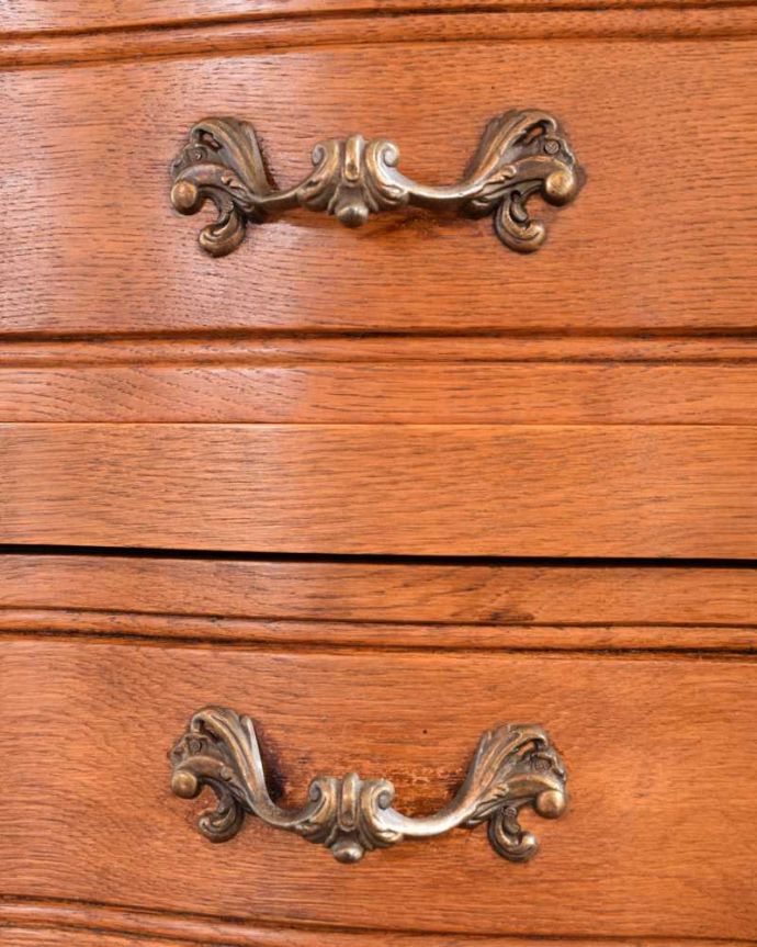 アンティークのチェスト　アンティーク家具　南仏スタイルのアンティーク家具、スタイルの良いスモールチェスト（２段引き出し）。開ける度にワクワクする取っ手フランスらしい優雅なデザインの取っ手。(j-2346-f)