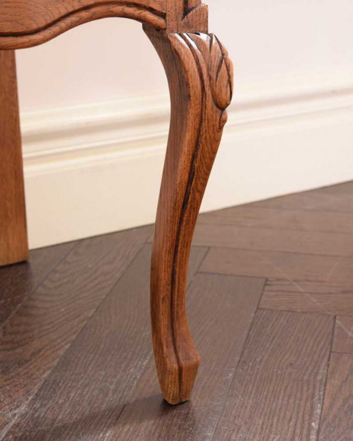 アンティークのチェスト　アンティーク家具　南仏スタイルのアンティーク家具、スタイルの良いスモールチェスト（２段引き出し）。女性1人でラクラク運べちゃう仕掛けHandleのアンティークは、脚の裏にフェルトキーパーをお付けしています。(j-2346-f)