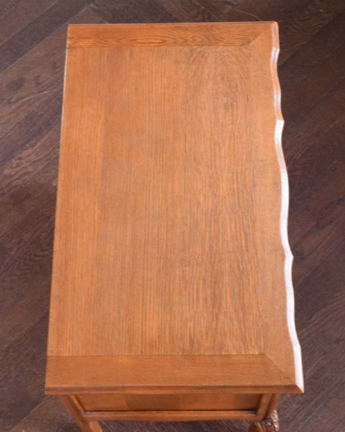 アンティークのチェスト　アンティーク家具　南仏スタイルのアンティーク家具、スタイルの良いスモールチェスト（２段引き出し）。何を置こうかな･･･？チェストを上から見るとこんな形です。(j-2346-f)