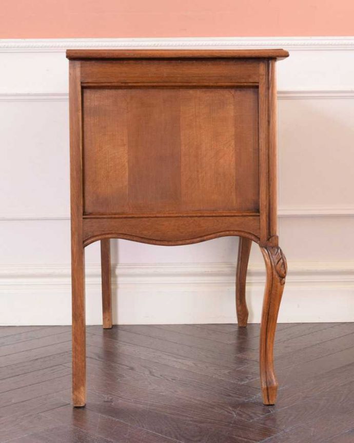 アンティークのチェスト　アンティーク家具　南仏スタイルのアンティーク家具、スタイルの良いスモールチェスト（２段引き出し）。横から見てもステキ横から見るとこんな感じ。(j-2346-f)