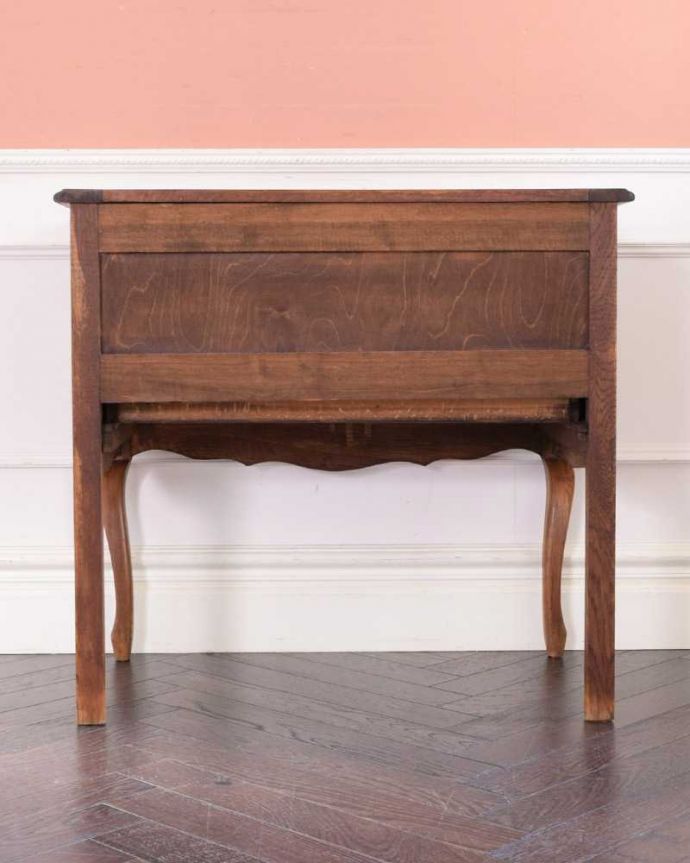 アンティークのチェスト　アンティーク家具　南仏スタイルのアンティーク家具、スタイルの良いスモールチェスト（２段引き出し）。修復したので後姿もキレイですアンティークは新品ではないので、もちろん経年変化によるキズはありますが、専門の職人が修復しています。(j-2346-f)