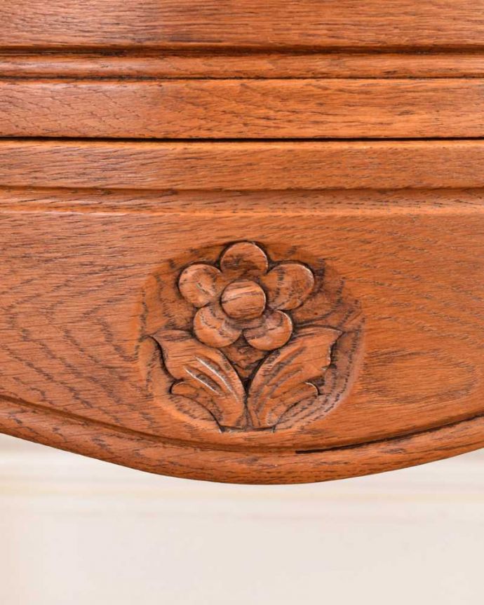 アンティークのチェスト　アンティーク家具　南仏スタイルのアンティーク家具、スタイルの良いスモールチェスト（２段引き出し）。フランスらしい彫りフランスらしさの象徴とも言える、優雅な彫りの装飾。(j-2346-f)