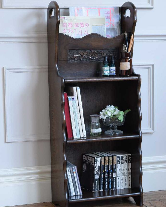 アンティークのキャビネット　アンティーク家具　お花の彫刻が華やかな英国アンティークマガジンラック（持ち手付き）。意外とたっぷり収納できるんです。(j-2347-f)