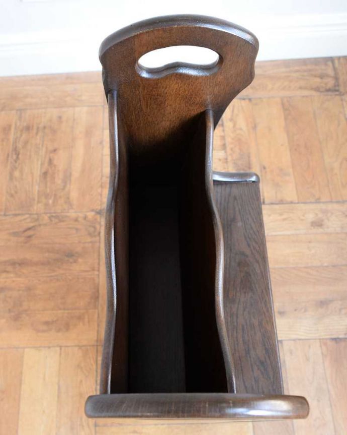 アンティークのキャビネット　アンティーク家具　お花の彫刻が華やかな英国アンティークマガジンラック（持ち手付き）。上から見るとこんな感じです。(j-2347-f)